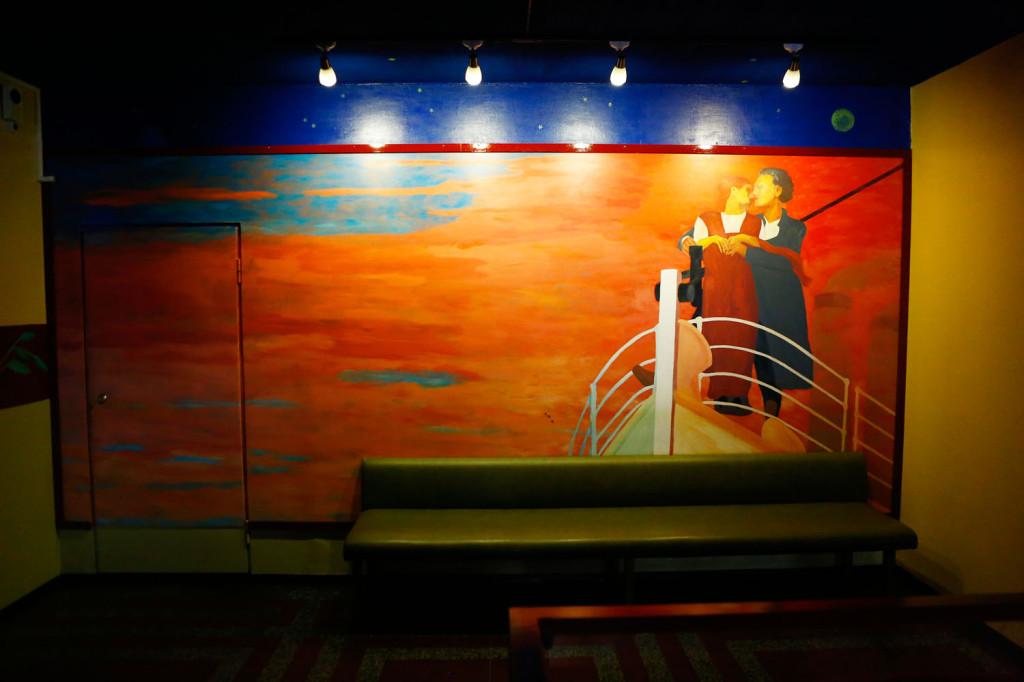 Taidemaalari Jouko Lempisen teos on maalattu Kino-aulaan 1990-luvun loppupuolella. Maalaus lienee saanut inspiraatiota Titanic-elokuvasta, joka sai ensi-iltansa vuonna 1997.