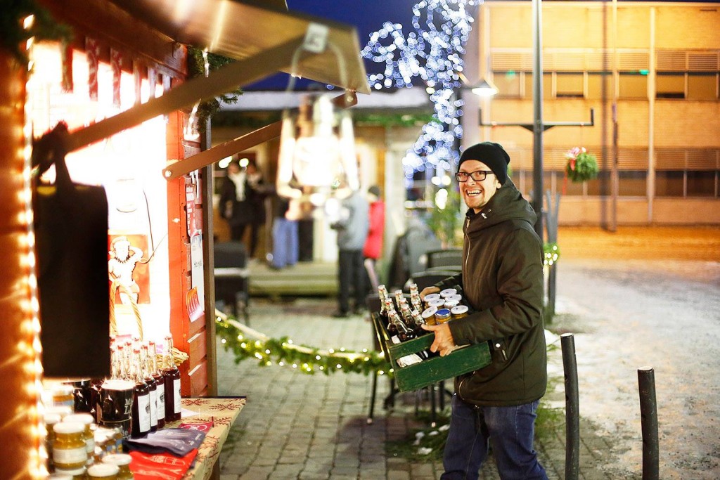 Samu Koskinen täyttää Hito hyvän joulukadun myyntipisteen varastoja.